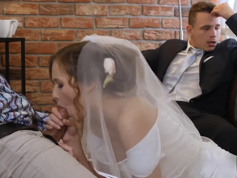 Cô dâu "đi ngoài" với trai ngay trước mặt ông xã mới cưới